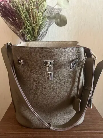 그레이 가죽 버킷 백