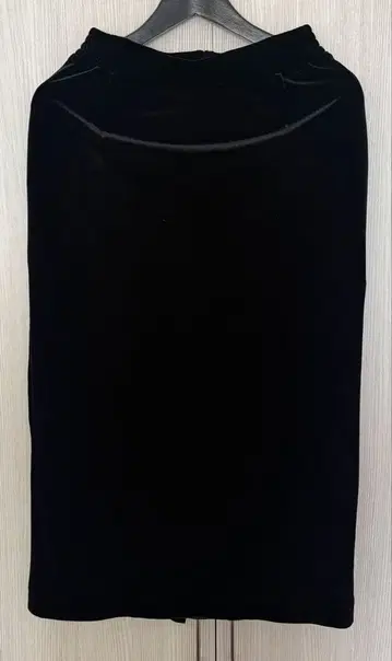 블랙 벨벳 타이트 스커트 무릎 기장