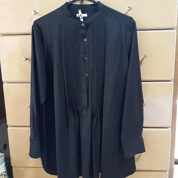 온워드 R 블랙 블라우스 긴팔 핀턱 포함