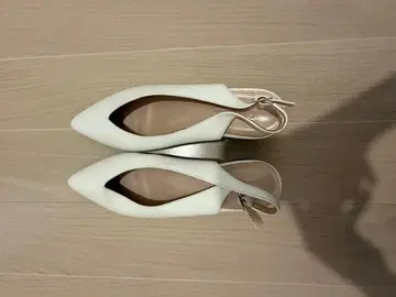 화이트 오픈토 펌프스