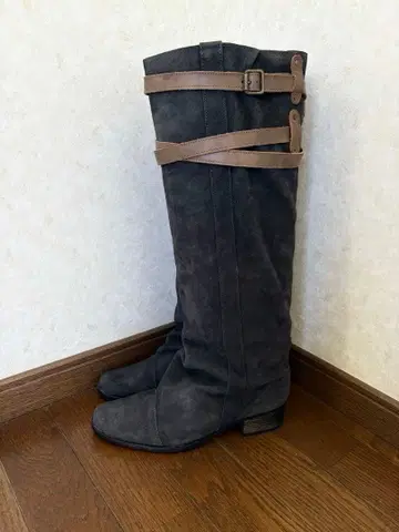 미사용 DB by D'BUZZ 벨티드 롱 부츠 스웨이드