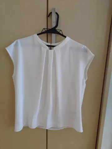 화이트 슬리브리스 블라우스