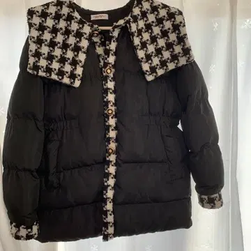 블랙 다운 자켓 체크 무늬 옷깃