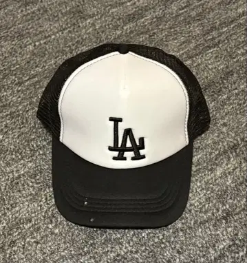 LA 로고 트래커 캡 화이트/블랙