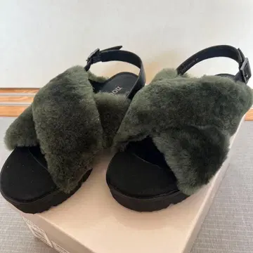 그린 퍼 샌들 36