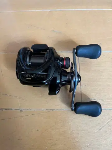 Scorpion DC 101 왼쪽 핸들 베이트 릴