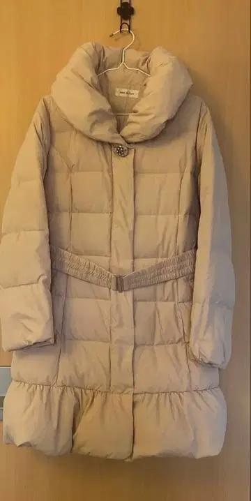후드 부착 라이트 베이지 다운 자켓