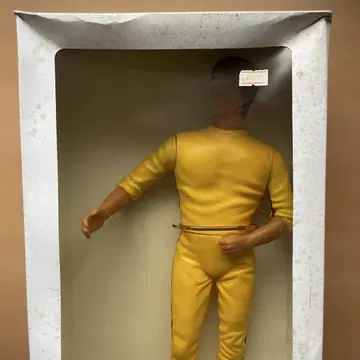 브루스 리 옐로우 컬러 피규어 손을 든 포즈