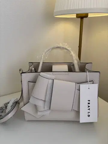 FRAY I.D 리본 포함 화이트 숄더백 새상품