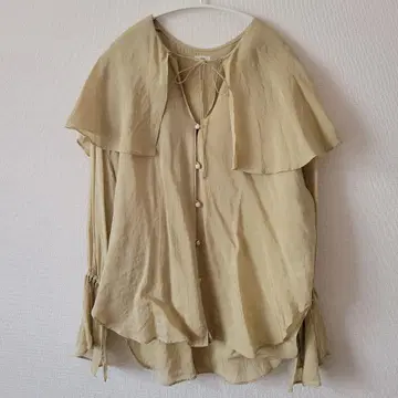 프릴 달린 베이지 긴팔 셔츠