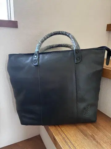 수염 블랙 가죽 토트백