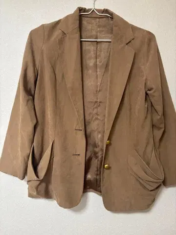 브라운 자켓 골드버튼