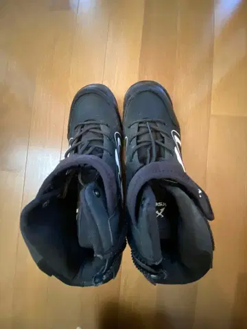 스파이크 슈즈 블랙/화이트 하이컷