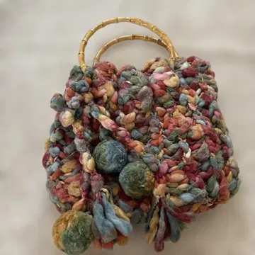 컬러풀한 폼폼 달린 핸드백