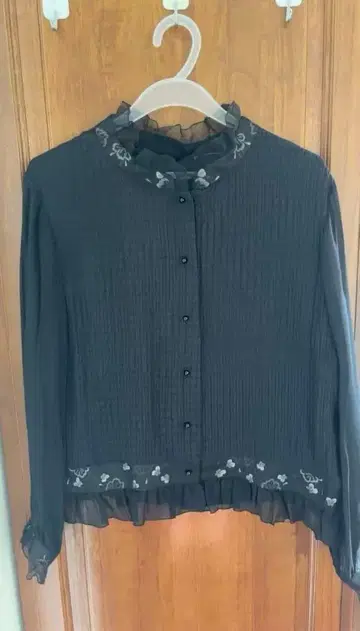 프릴 달린 블랙 셔츠