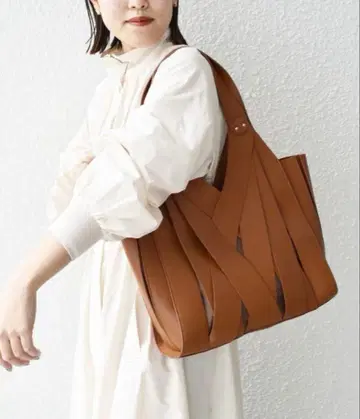 [ SHIPS 쉽스 ] 크로스 메쉬 미디 토트백