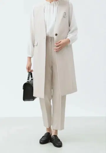 베이지 팬츠 셋업 슬리브리스