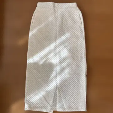 화이트 퀼팅 타이트 스커트 포켓 부착