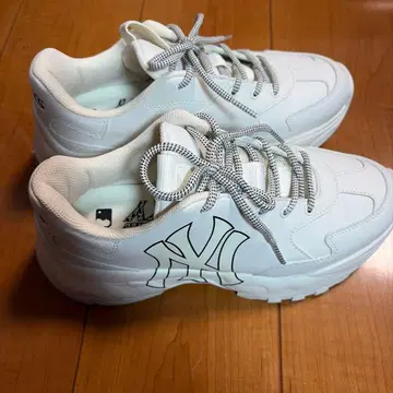 화이트 합성 피혁 스니커즈 로고