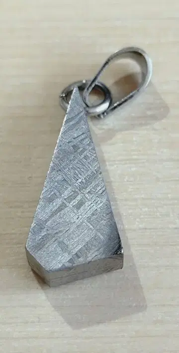 기베온 운석 펜던트 탑