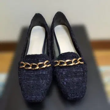 Launa lea 다크 네이비 트위드 골드 체인 펌프스