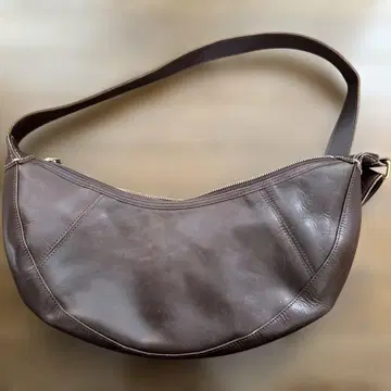 A 브라운 가죽 숄더백