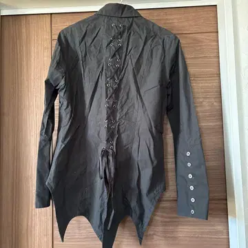 블랙피스나우 레이스업 백 디자인 긴팔 셔츠