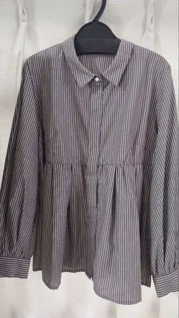 라메 스트라이프 카라 달린 페플럼 블라우스 이지 아이롱/방 주름 브라운