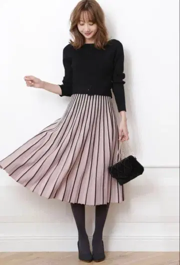 저스길리티 배색 플리츠 니트 원피스