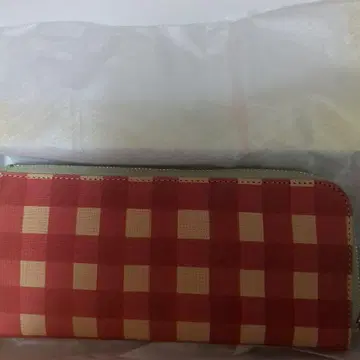빨간색과 베이지색 체크 무늬 장지갑