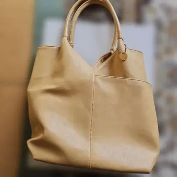 베이지 합성 피혁 핸드백 빨간색 파우치도 세트입니다. 2점의 상품입니다.