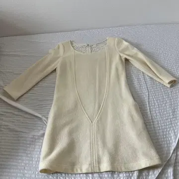 크림색 긴팔 레이스 넥 원피스 The Virginia