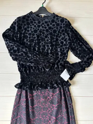 Revue blanche 블랙 물방울 패턴 긴팔 블라우스