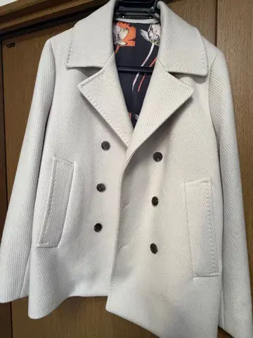 화이트 울 피 코트