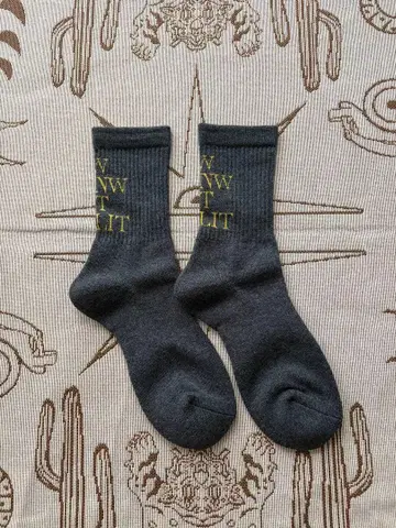 다크 그레이 문자 프린트 양말 NWLIT