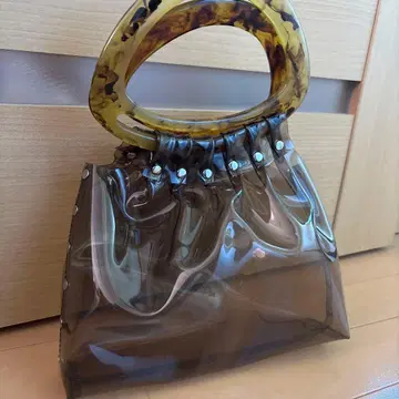 브라운 플라스틱 핸드백