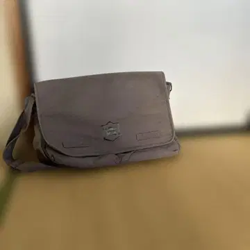 그레이 숄더백 플랩 포함