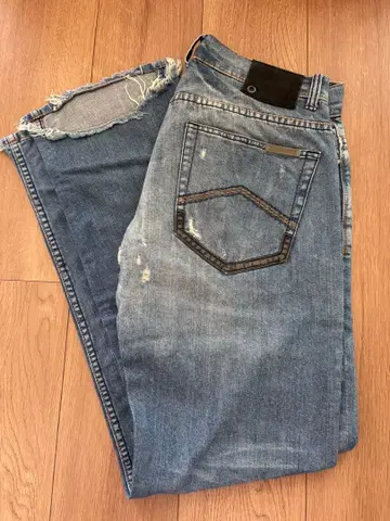 Armani Exchange 데미지 데님 팬츠