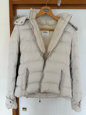 퍼 달린 다운 자켓 새상품급