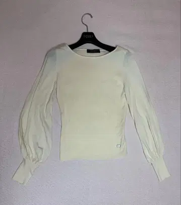 FOXEY 크림색 긴팔 니트