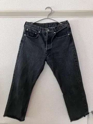 블랙 스트레이트 데님 컷오프