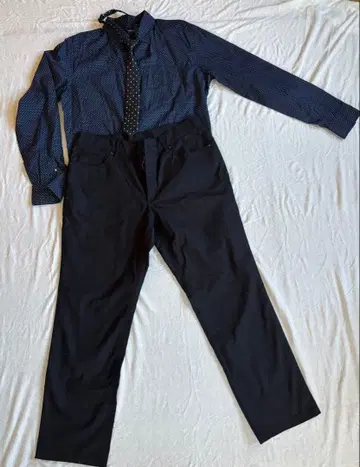 졸업복 COMMECAISM 네이비 도트 무늬 셔츠와 블랙 슬랙스 세트