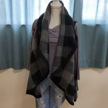 그레이와 블랙의 체크 무늬 울 베스트 이탈리아제