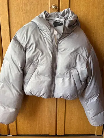 후드 부착 그레이 숏 다운 자켓