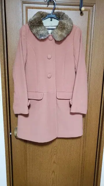 퍼 카라 부착 핑크 플레어 코트