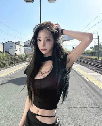 [ theredthread ] S circle open T-shirts