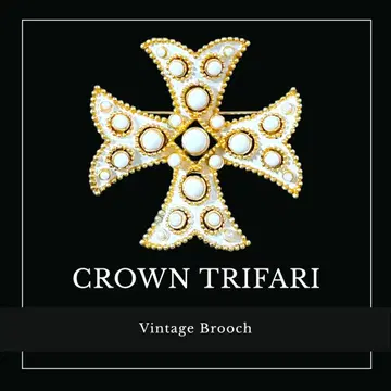 CROWN TRIFARI 화이트칼라 말타 크로스 브로치 밀크 유리