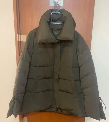 택 포함 미사용 새상품 다운 자켓 카키