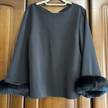 퍼 달린 블랙 긴팔 셔츠