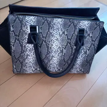 뱀 가죽풍 핸드백 그레이와 블랙